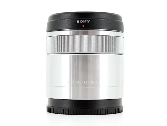 sony-sel30m35-makro-objektiv-30mm-f3-5-f-r-e-mount-aps-c-silber image 1