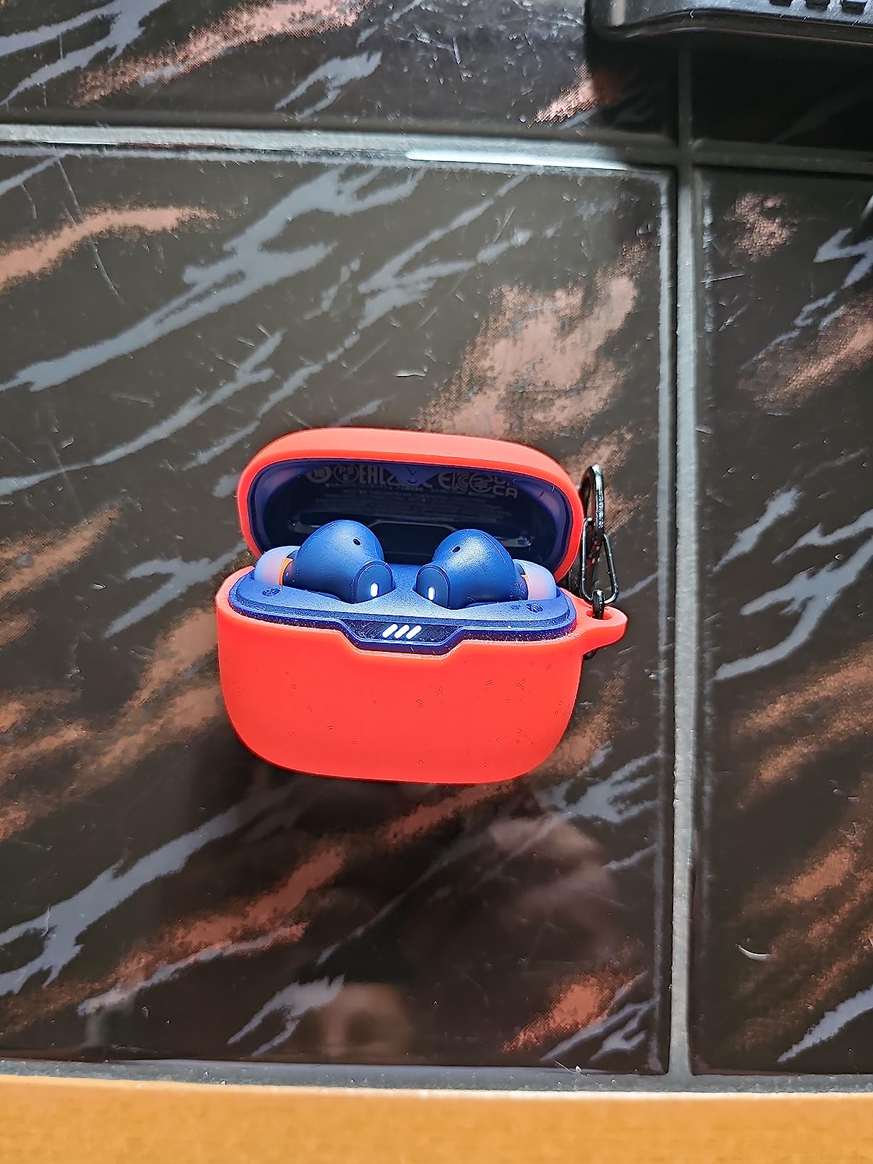 Noise-Cancelling top