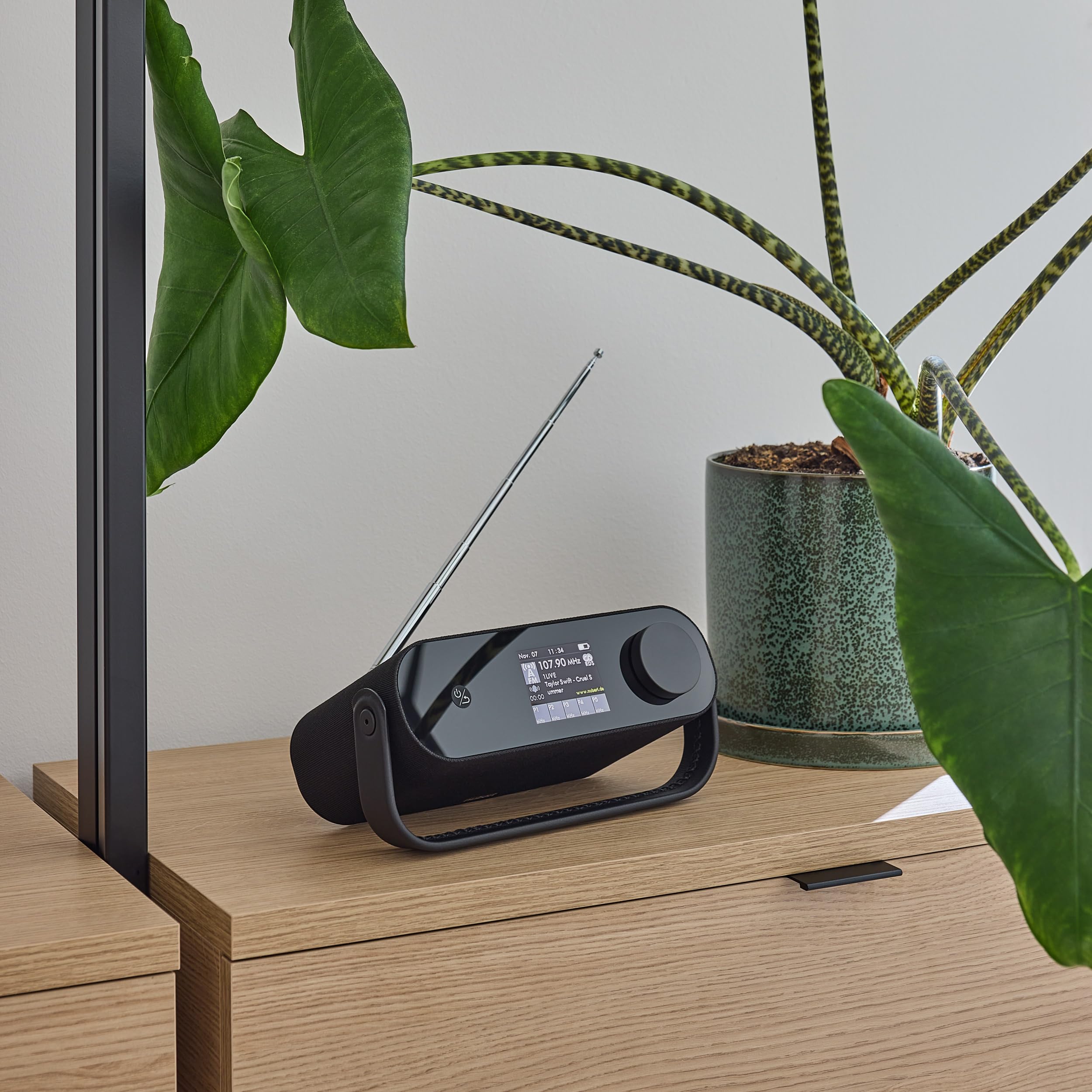 nubert-nugo-one-bluetooth-lautsprecher-schwarz-24h-akku-dab-ukw-radio-2-9-ips-di image 6